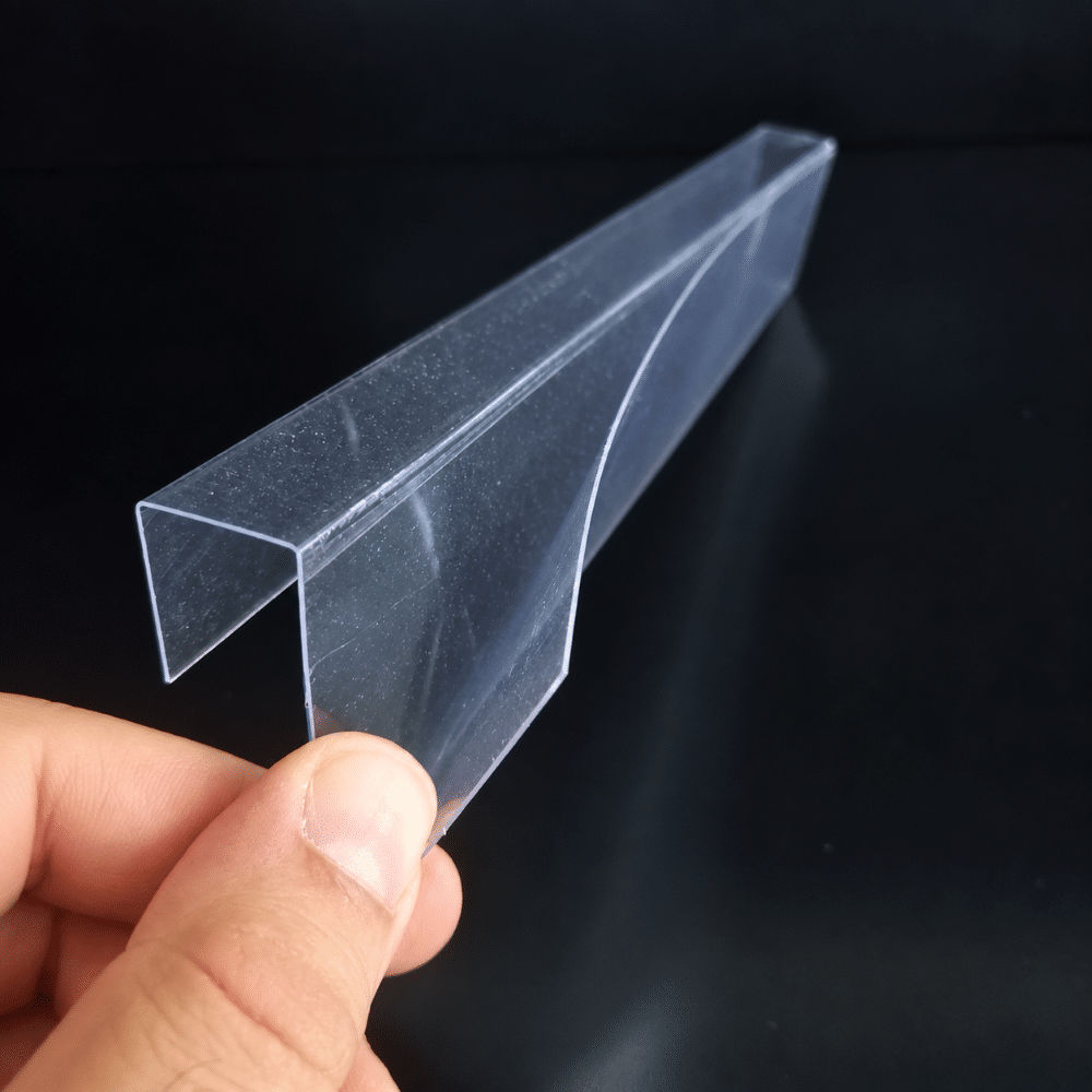Ahşap Rafa Dik Geçmeli Şeffaf PVC Etiketlik 24x4cm – 18mm
